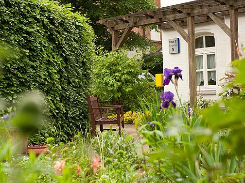 Ein Blick in den grünen Garten des Hauses