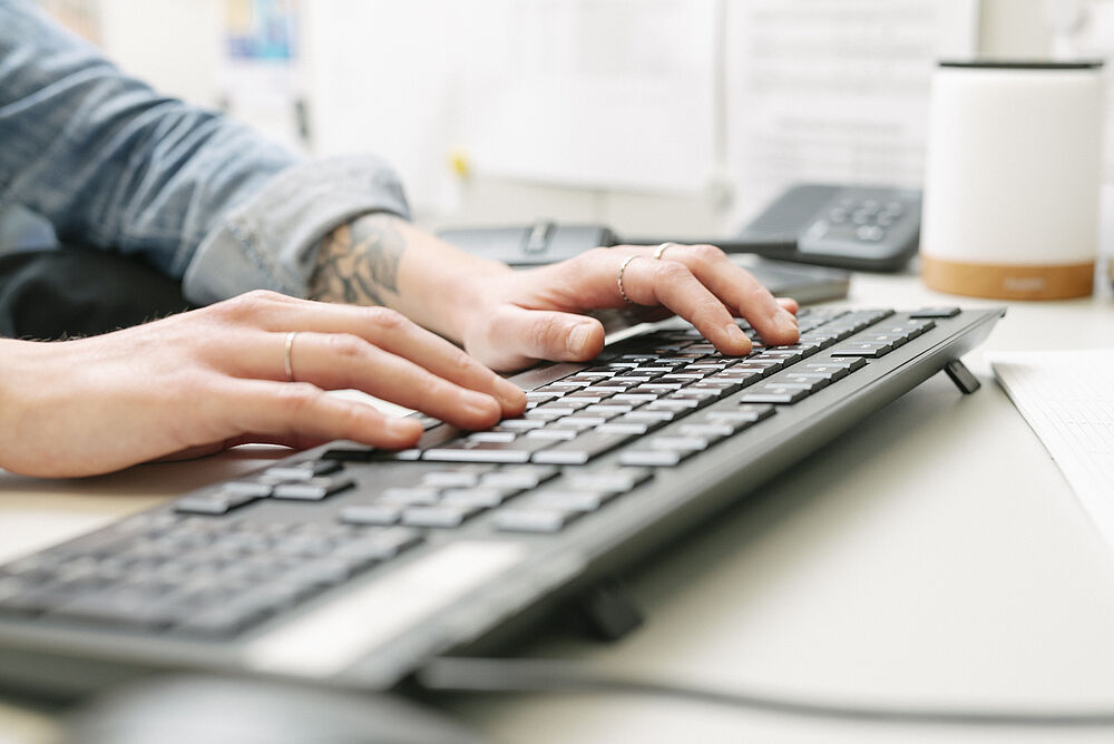Hände auf einer Tastatur