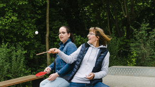 Zwei Frauen spielen Tischtennis