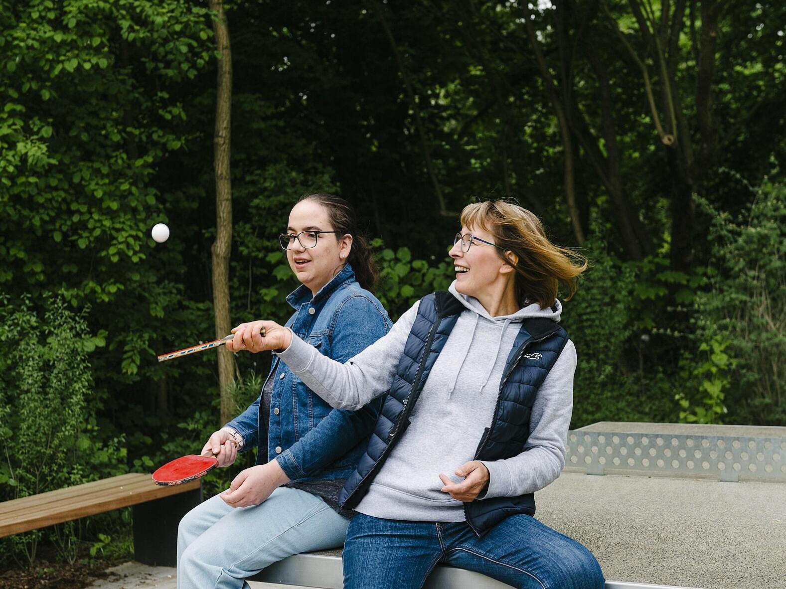 Zwei Frauen spielen Tischtennis 