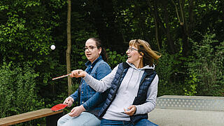 Zwei Frauen spielen Tischtennis