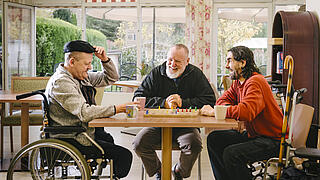 Bewohner spielen Mensch-ärgere-dich-nicht