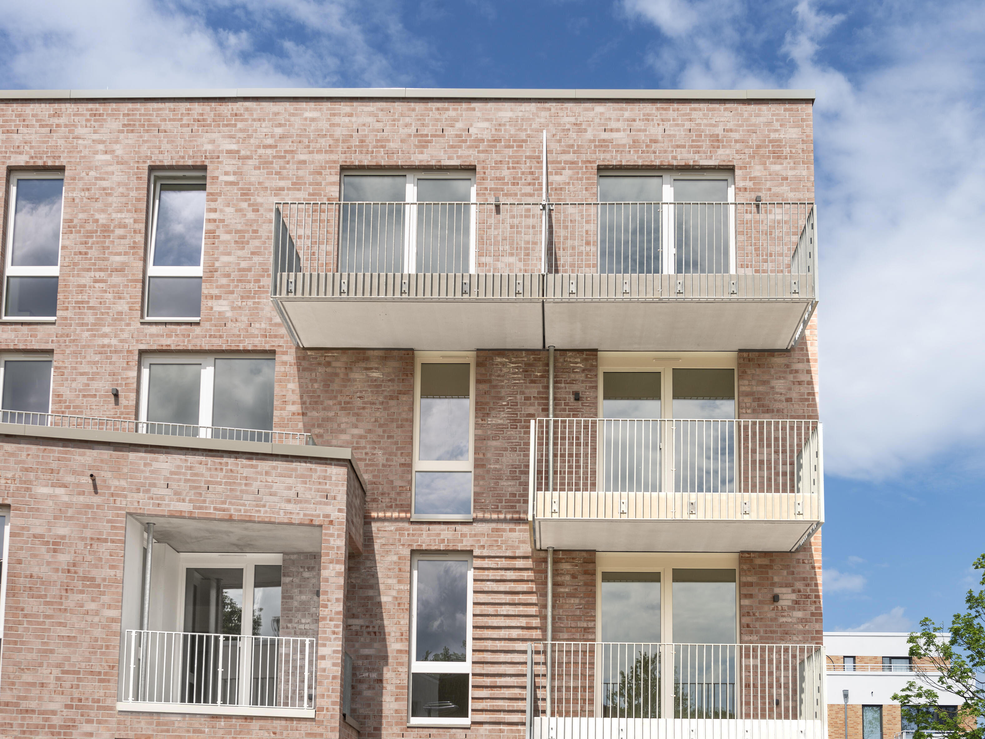 Ein Neubau mit heller Fassade