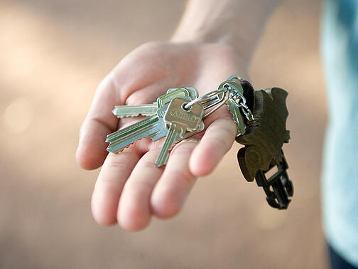 Eine Hand hält einen Schlüssel