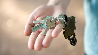 Eine Hand hält einen Schlüssel