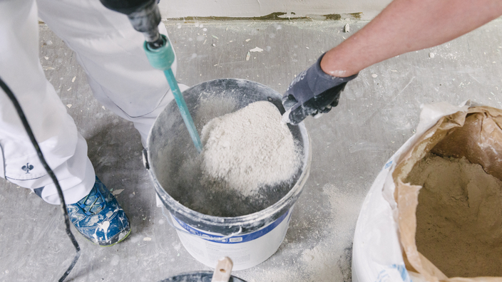 Ein Eimer mit Spachtelmasse 