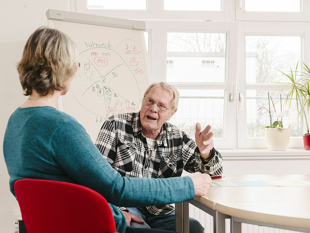 Mann erklärt Mitarbeiterin seine Lage