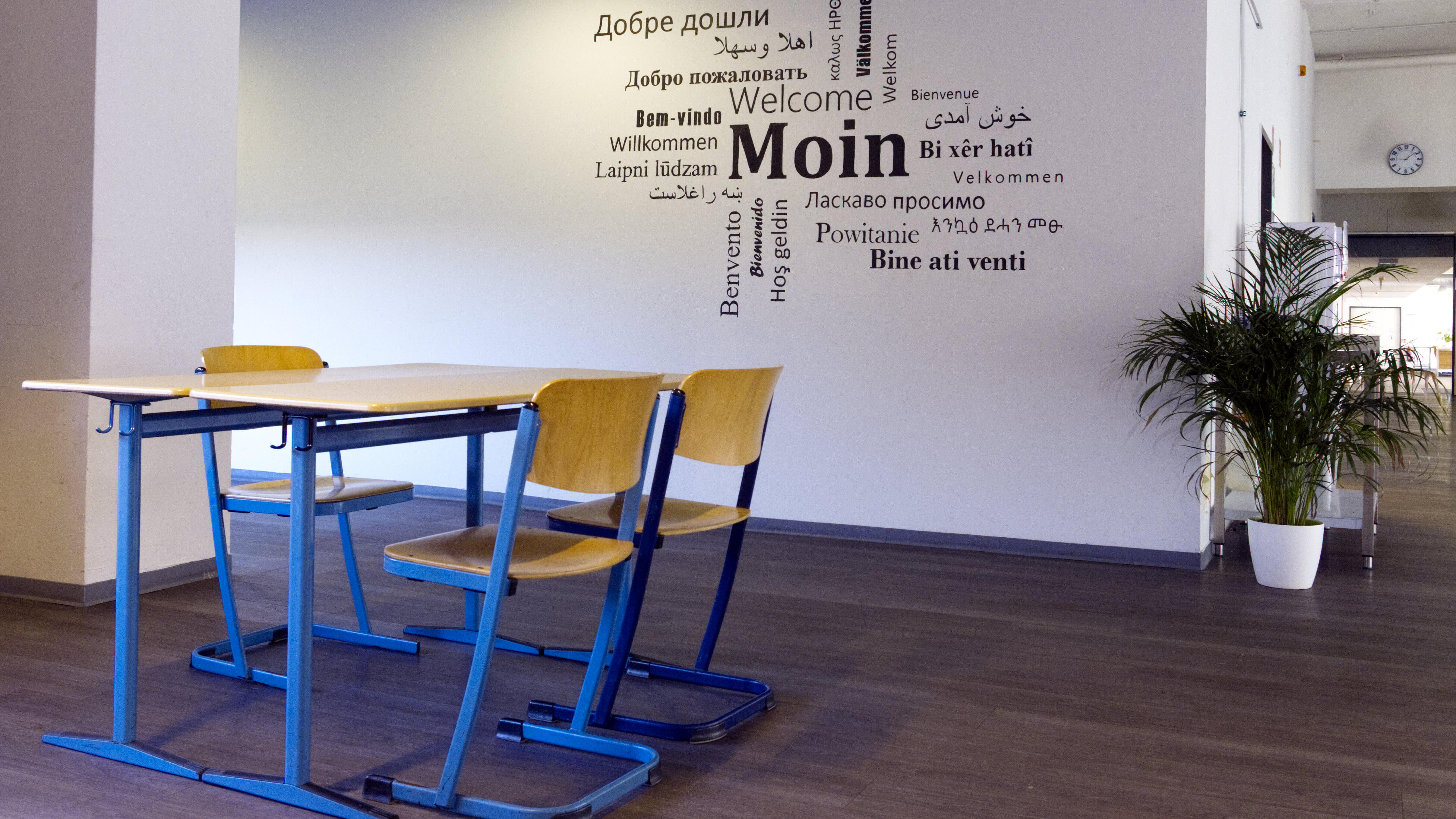 Ein Tisch und Stühle vor einer bemalten Wand