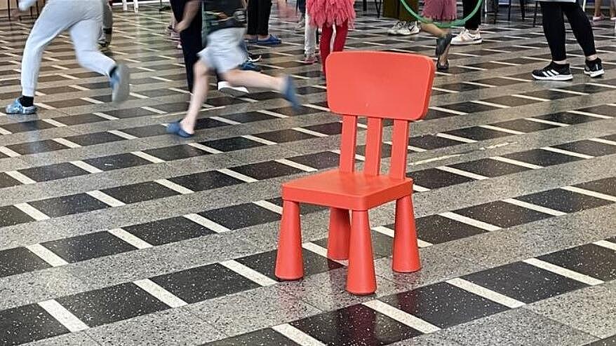 rennende Kinderfüße, Kinderstuhl