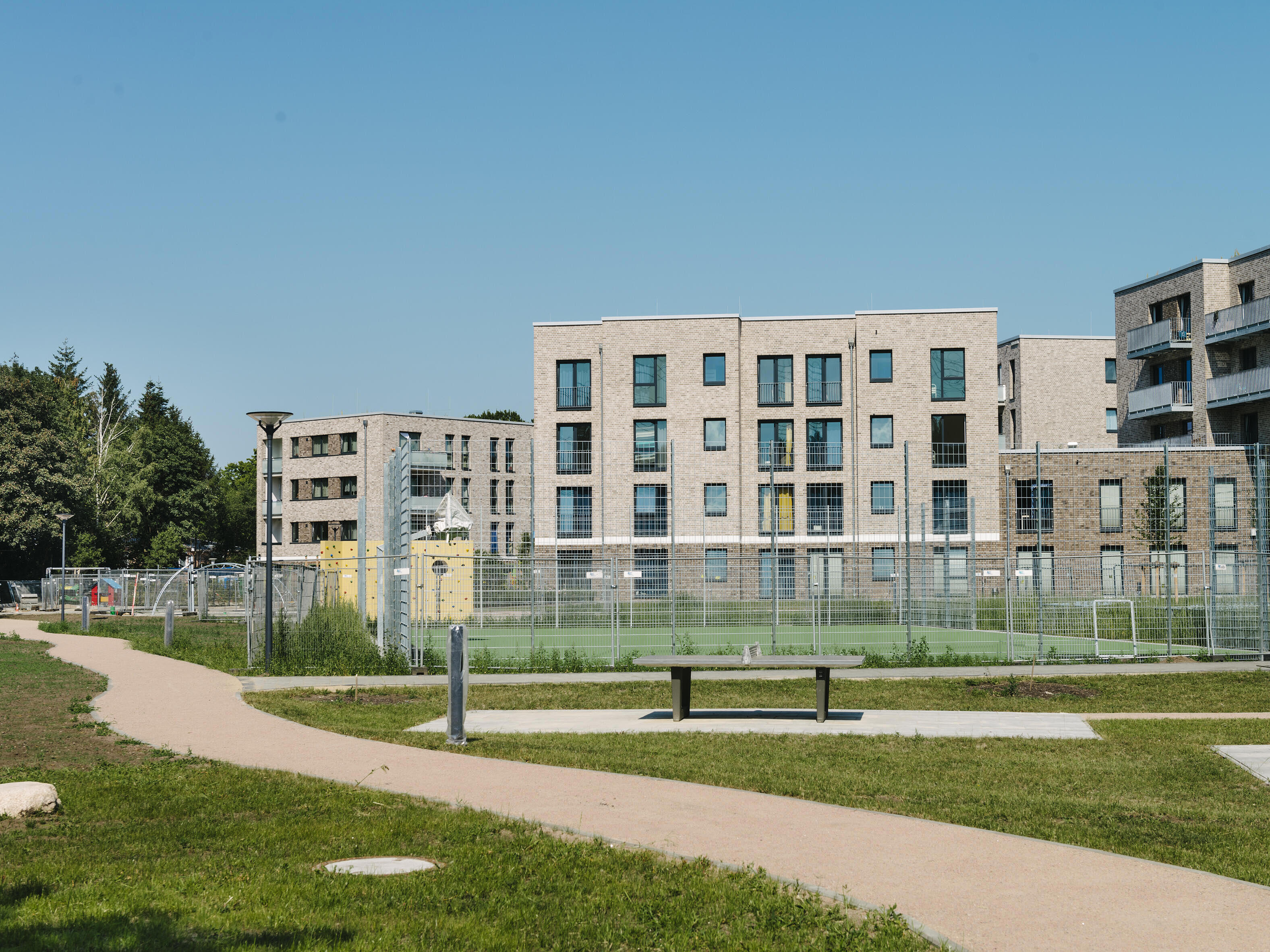 Blick auf ein Gebäude von F&W 