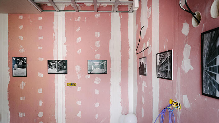 Bilder an einer halb verputzten Wand