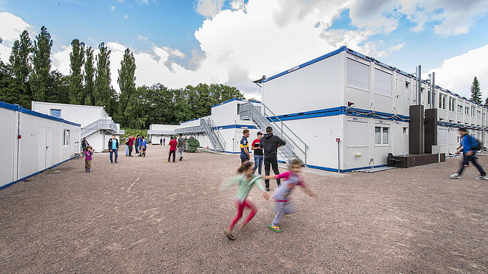 Eine Erstaufnahme mit rennenden Kindern