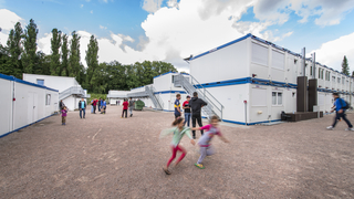 Eine Erstaufnahme mit rennenden Kindern