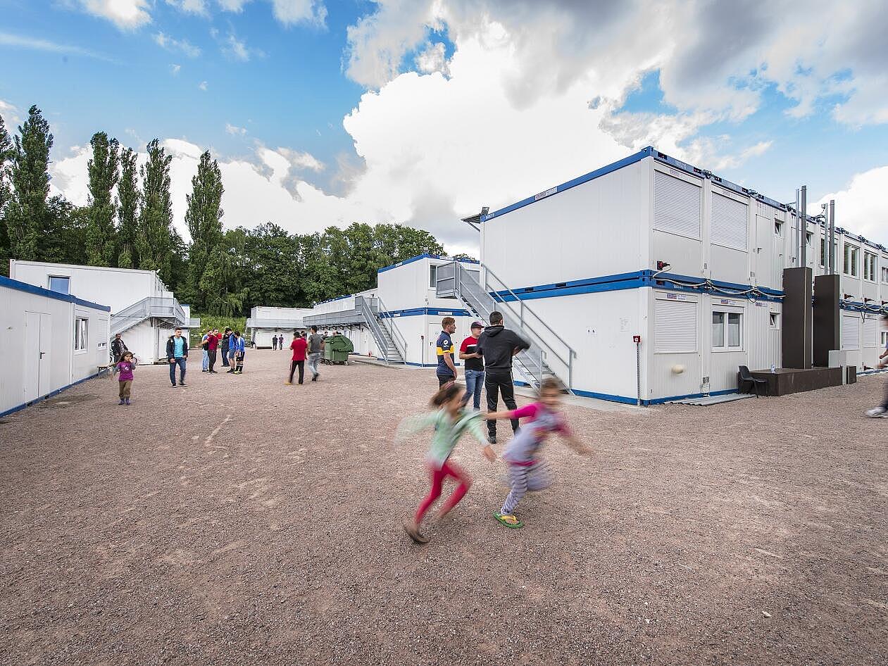 Eine Erstaufnahme mit rennenden Kindern