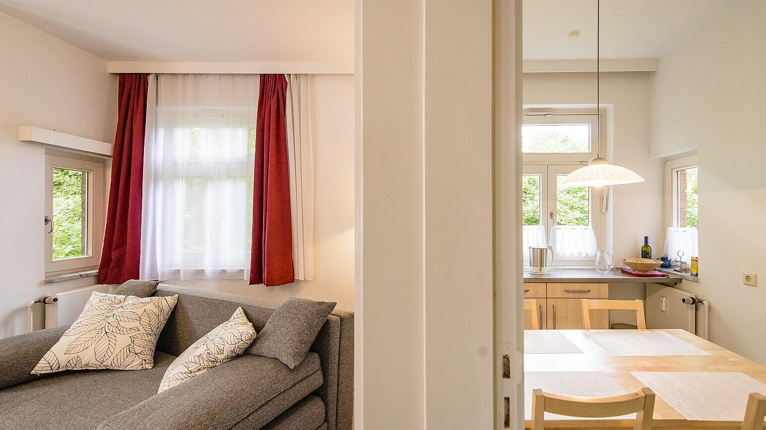 Ein Zimmer mit Möbeln