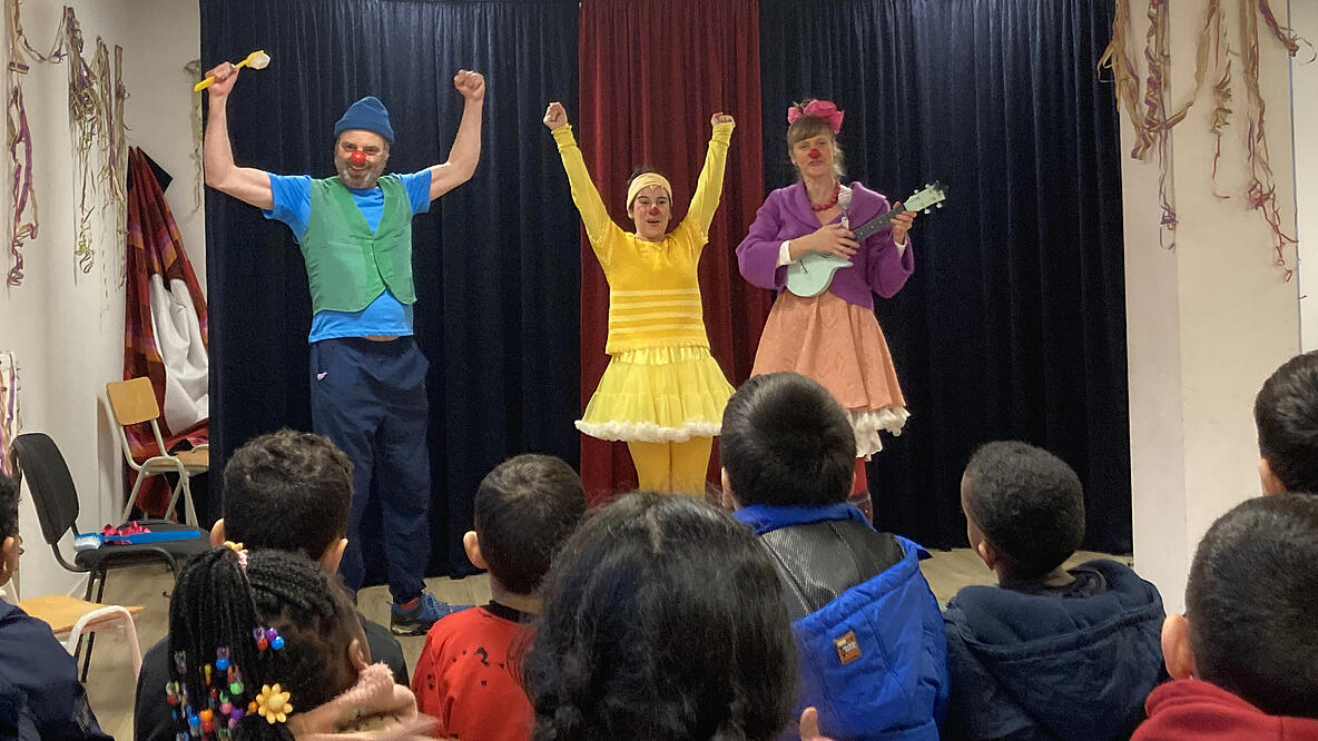 Die ROTEN NASEN Clowns auf der Bühne 