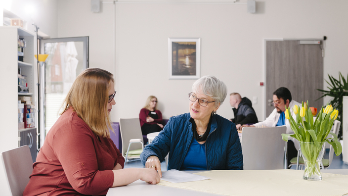 2 Leute an einem Tisch