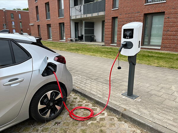 Ein Auto ist an eine Ladesäule angeschlossen