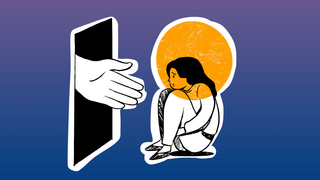 Hand streckt sich einer Frau zur Hilfe entgegen