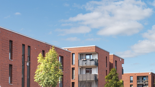 Ein Rotklinker-Haus vor blauem Himmel