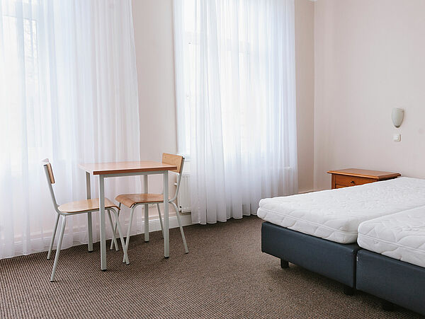 Hotelzimmer mit Bett und Tisch und Stühlen