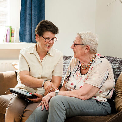 Zwei Seniorinnen lachen miteinander 