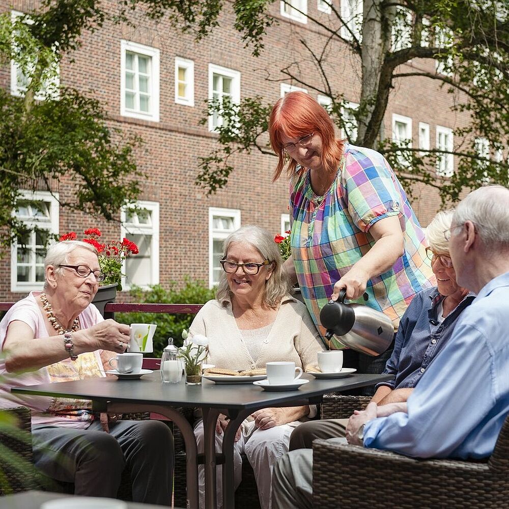 Seniorengruppe beim Kaffeetrinken