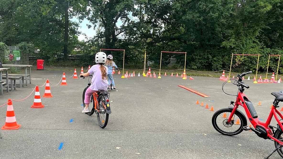 Ein Kind fährt einen Parcours 