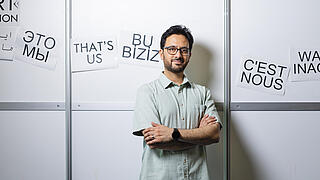 Ein Mann vor einer Pinnwand