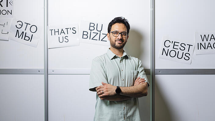 Ein Mann vor einer Pinnwand 