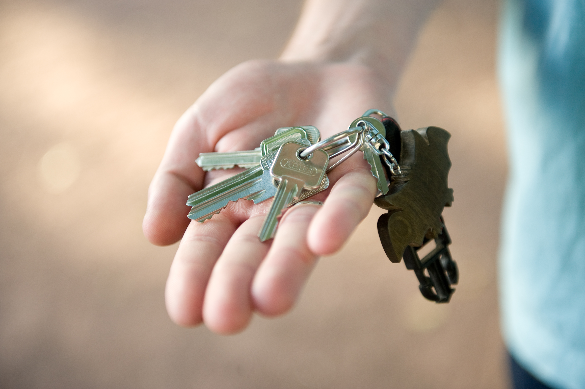 Eine Hand hält einen Schlüssel