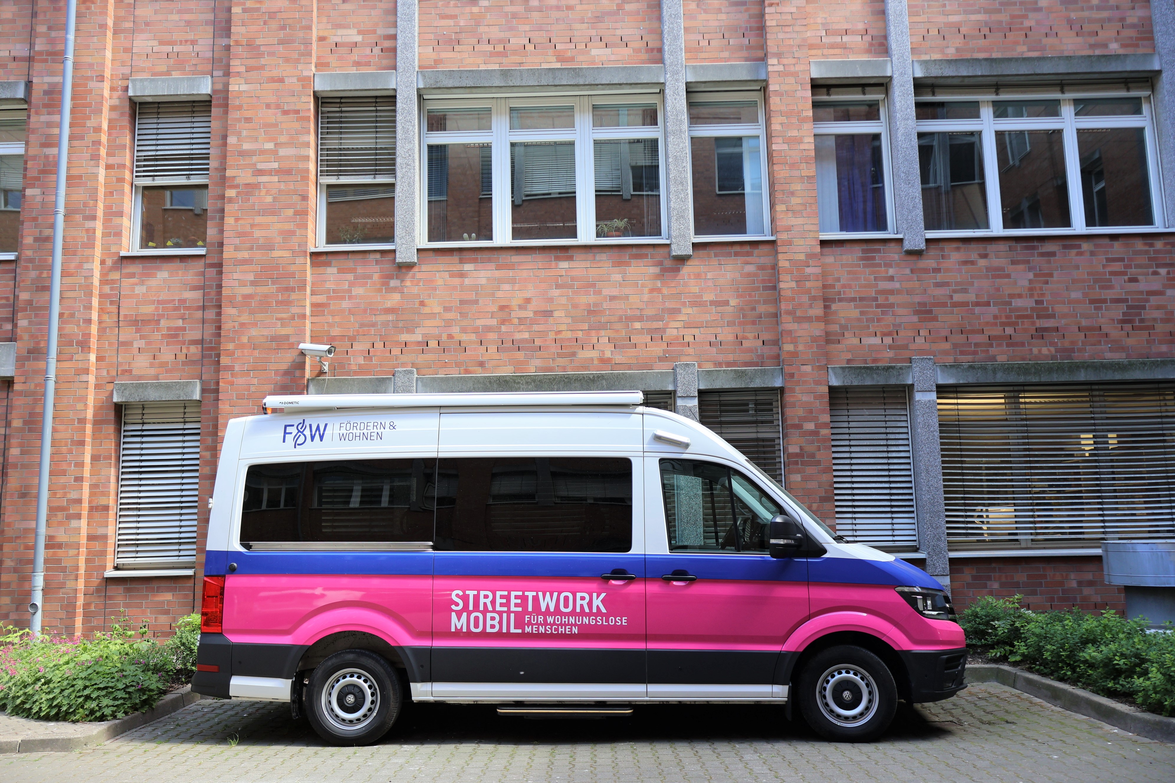 Ein pink-blauer Transporter