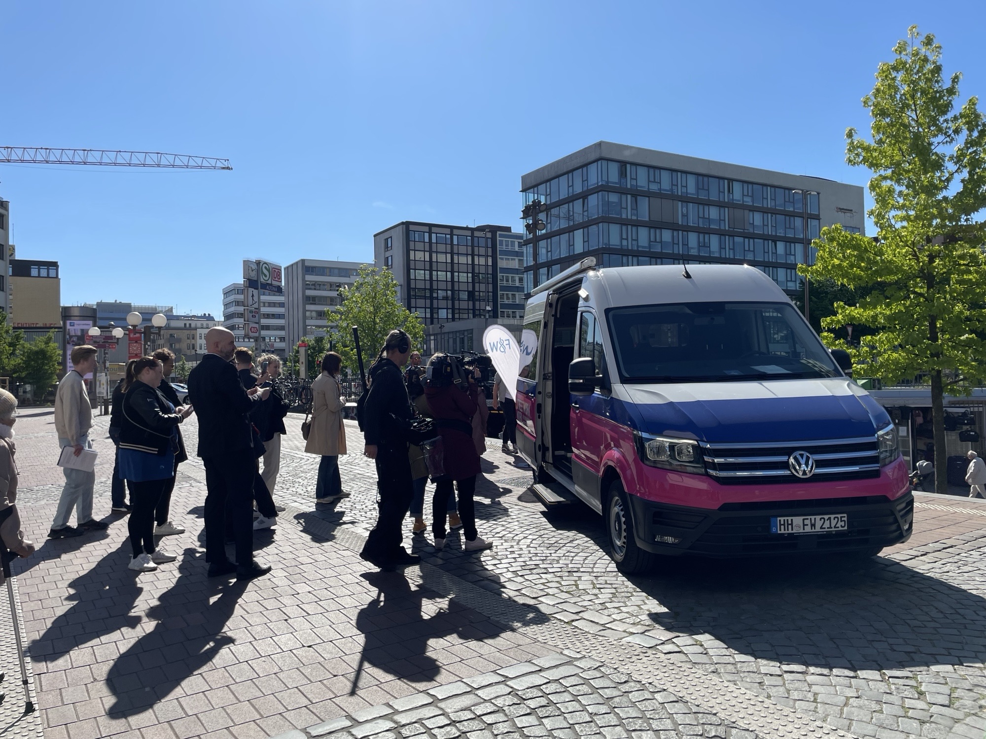 Medienvertreter:innen dokumentieren die Eröffnung des Streetwork-Mobils von F&W 
