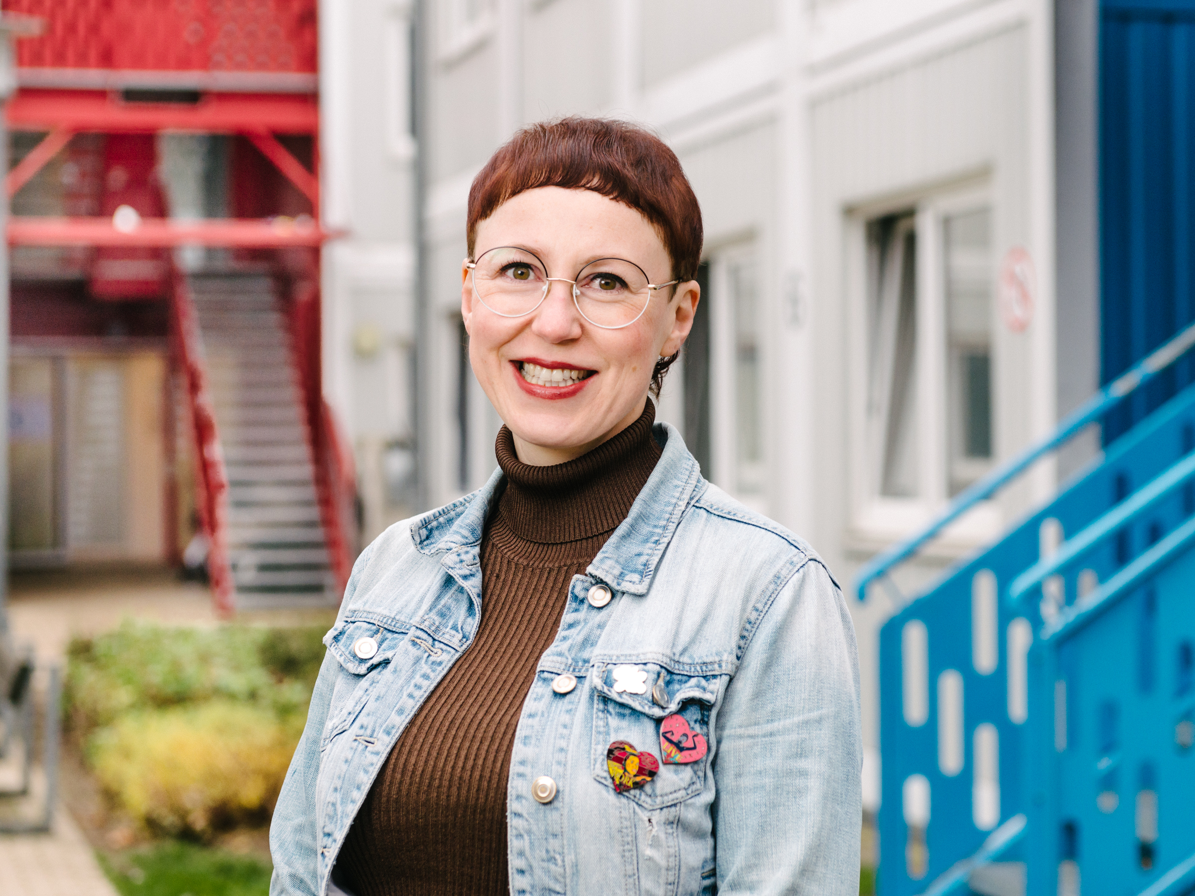 Julia Stock lächelt in die Kamera 