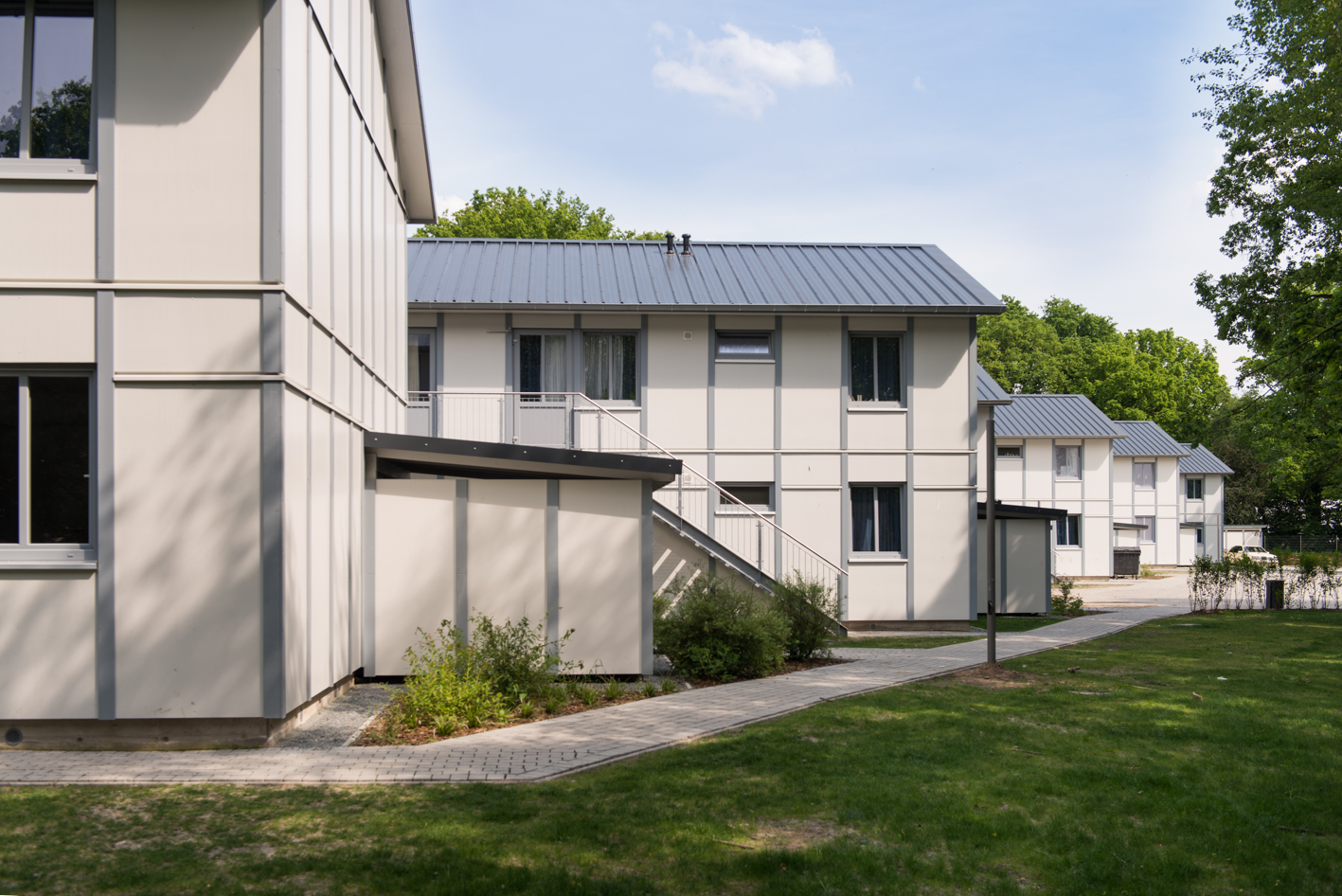 Eine Wohnunterkunft mit weißen Häusern